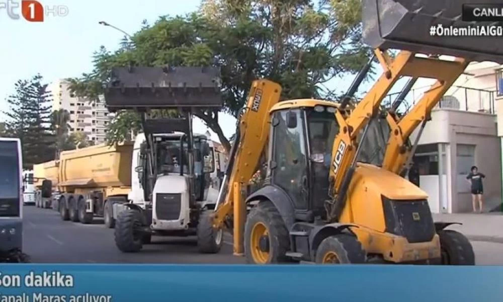 Oι μπουλντόζες των Τούρκων εισβάλλουν στο Βαρώσι (βίντεο)